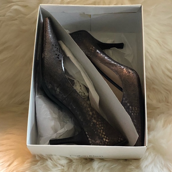 NIB! Calvin Klein “Dolly” Pumps. Brand new in box. Size 8M Snakeskin Metallic - Picture 5 of 6